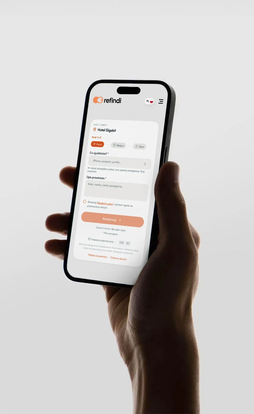 Trzy pionowe zdjęcia w kartach squircle: dłoń z telefonem i formularzem zgłoszenia Refindi, dłoń zamykająca paczkę z logo Refindi, osoba odbierająca paczkę. Neutralne, jasne tło, miękkie światło.